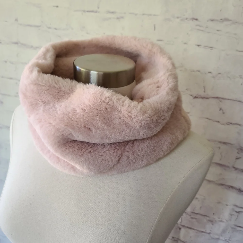 NWT Banana Republic Factory Blush Pink Imitation Fur Circle Scarf Cowl